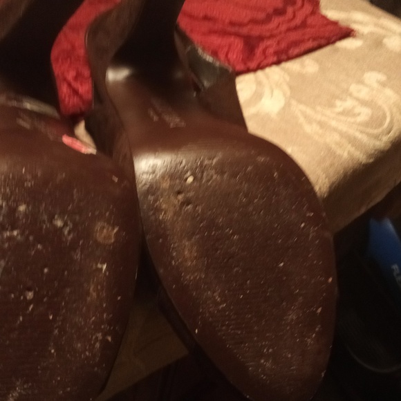 A pair of beautiful brown suede heels - Picture 4 of 8